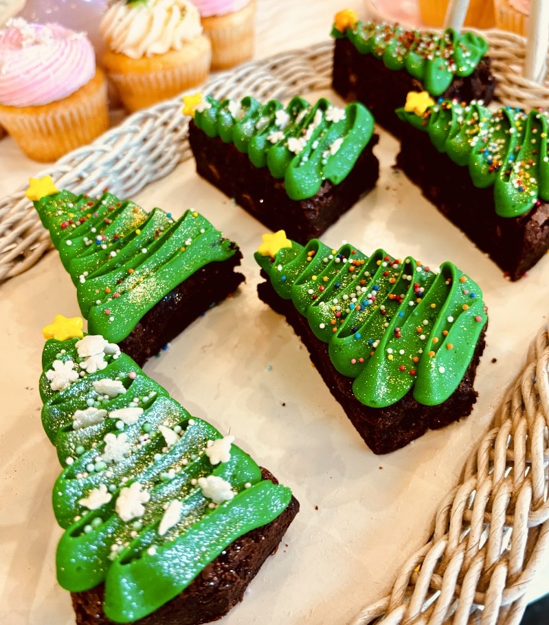 🎄Rockin' Around the Christmas Tree Toffee Brownies (6)